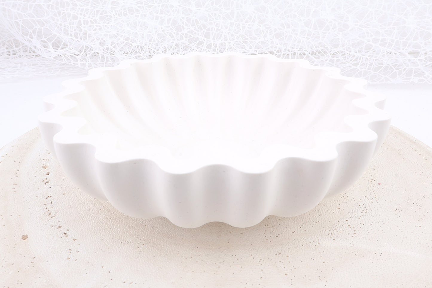 Dekorative Schale - mit geschwungenen Elementen, matt, versiegelt, 155/45 mm