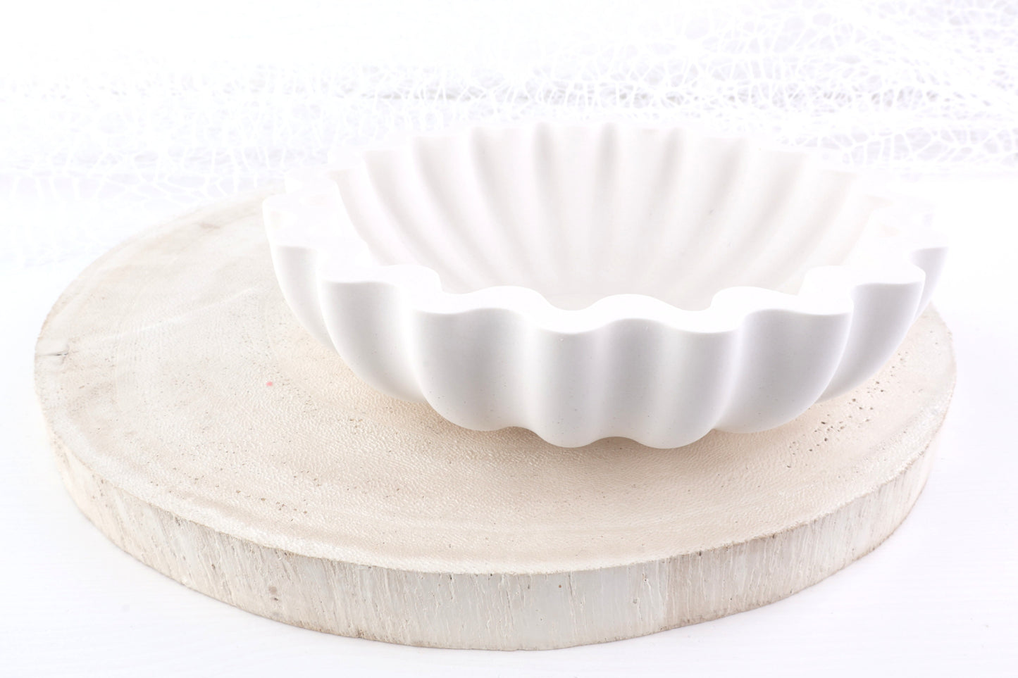 Dekorative Schale - mit geschwungenen Elementen, matt, versiegelt, 155/45 mm