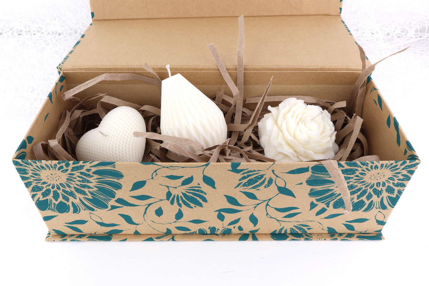 Geschenkbox - mit Herz-Kerze, Wellenkerze, Pfingstrose Kerze und aufklappbarem Magnet-Deckel, aus 100% Bio-Sojawachs, vegan, 302/127/104 mm