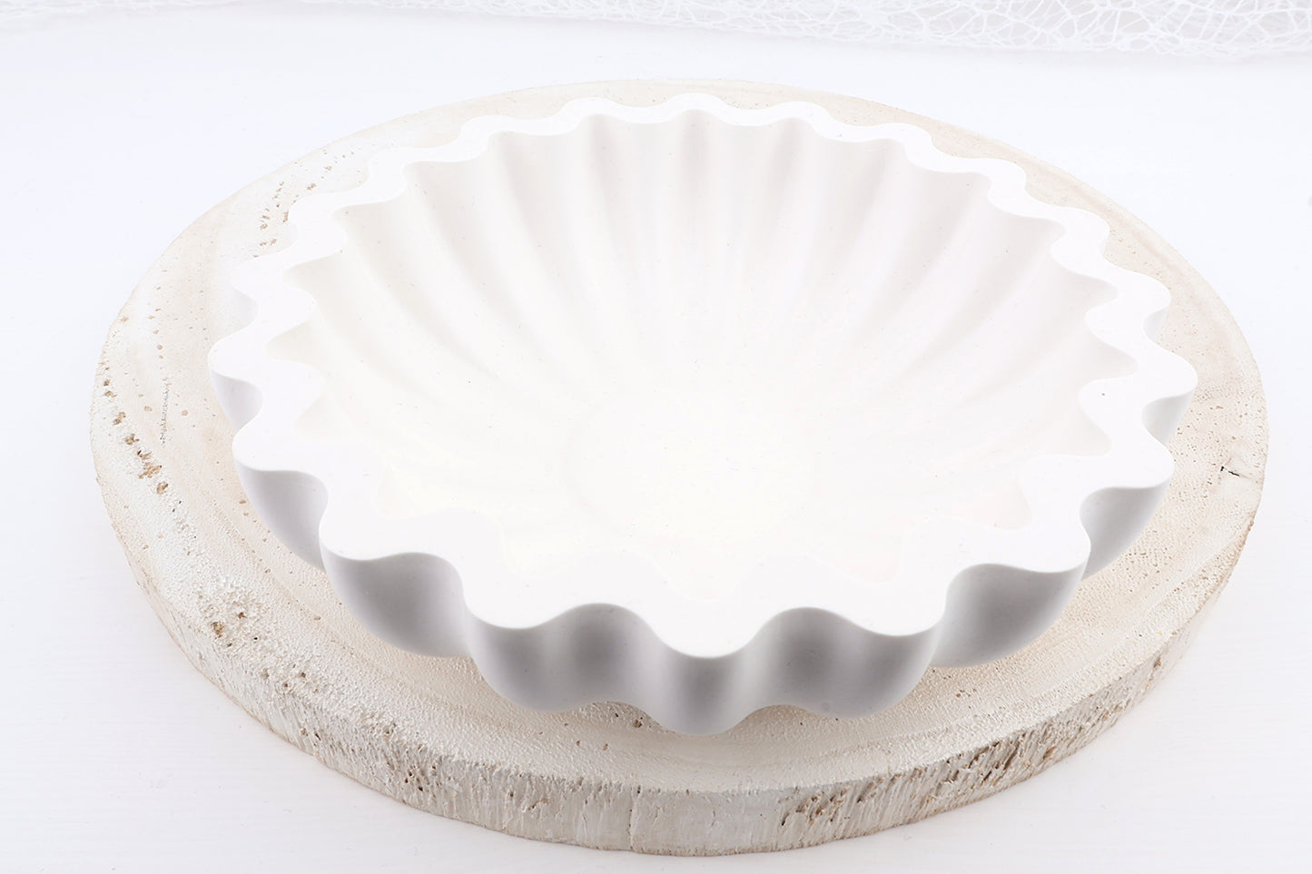 Dekorative Schale - mit geschwungenen Elementen, matt, versiegelt, 155/45 mm