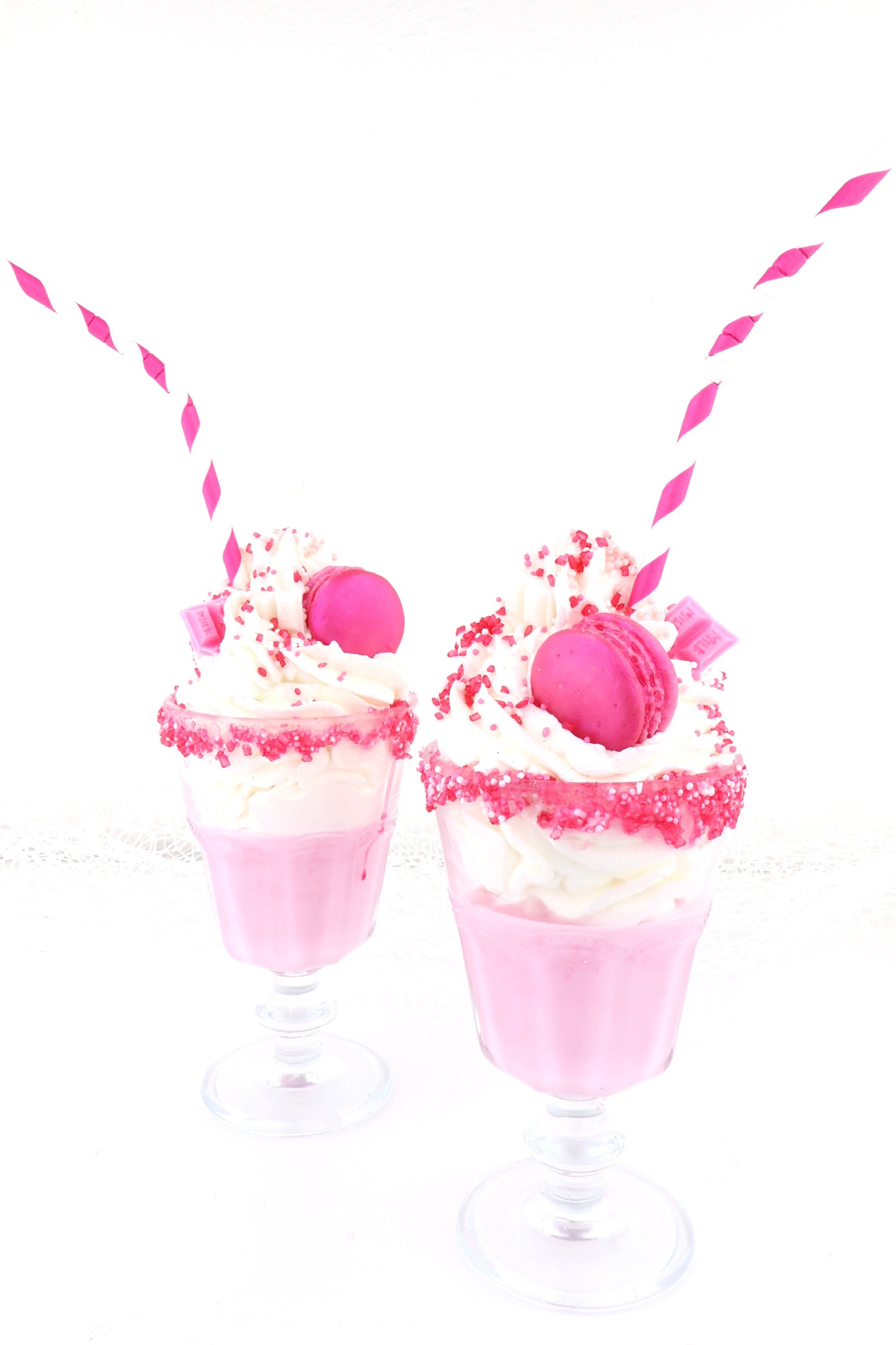 Strawberry Milkshake-Dessertkerze - mit Macaro, Erdbeere, Schokolade ... im Glas (mit Duft)