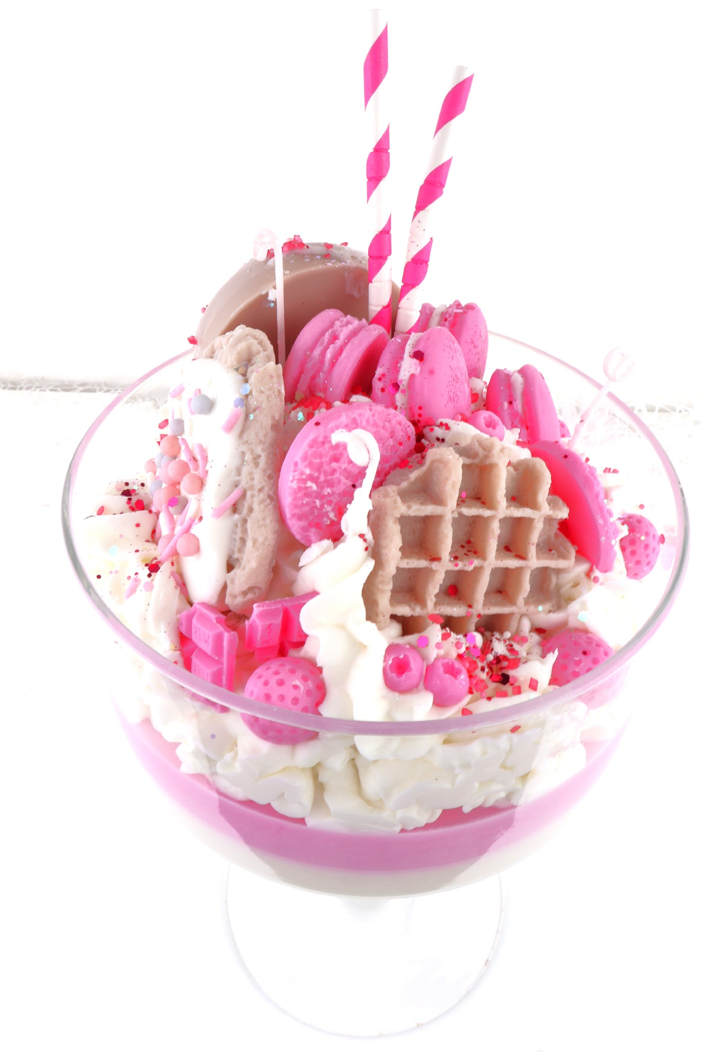Big Deluxe Dessertkerze Sweet Candy im Champagnerglas mit pinken Macarons, Waffeln & Sahne-Dekor, handgemacht.