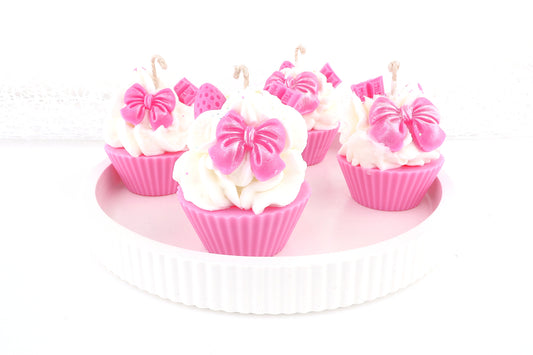 Handgefertigte Cupcake-Dessertkerzen in Pink und Weiß mit dekorativen Schleifen, Erdbeeren und Schokoladenstücken – detailreich, süße Geschenkidee.