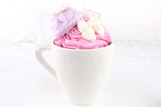 Girls-Cup-Dessertkerze in der Tasse - mit Eiscreme, weißer Schleife und weißen Schokoladenstücken