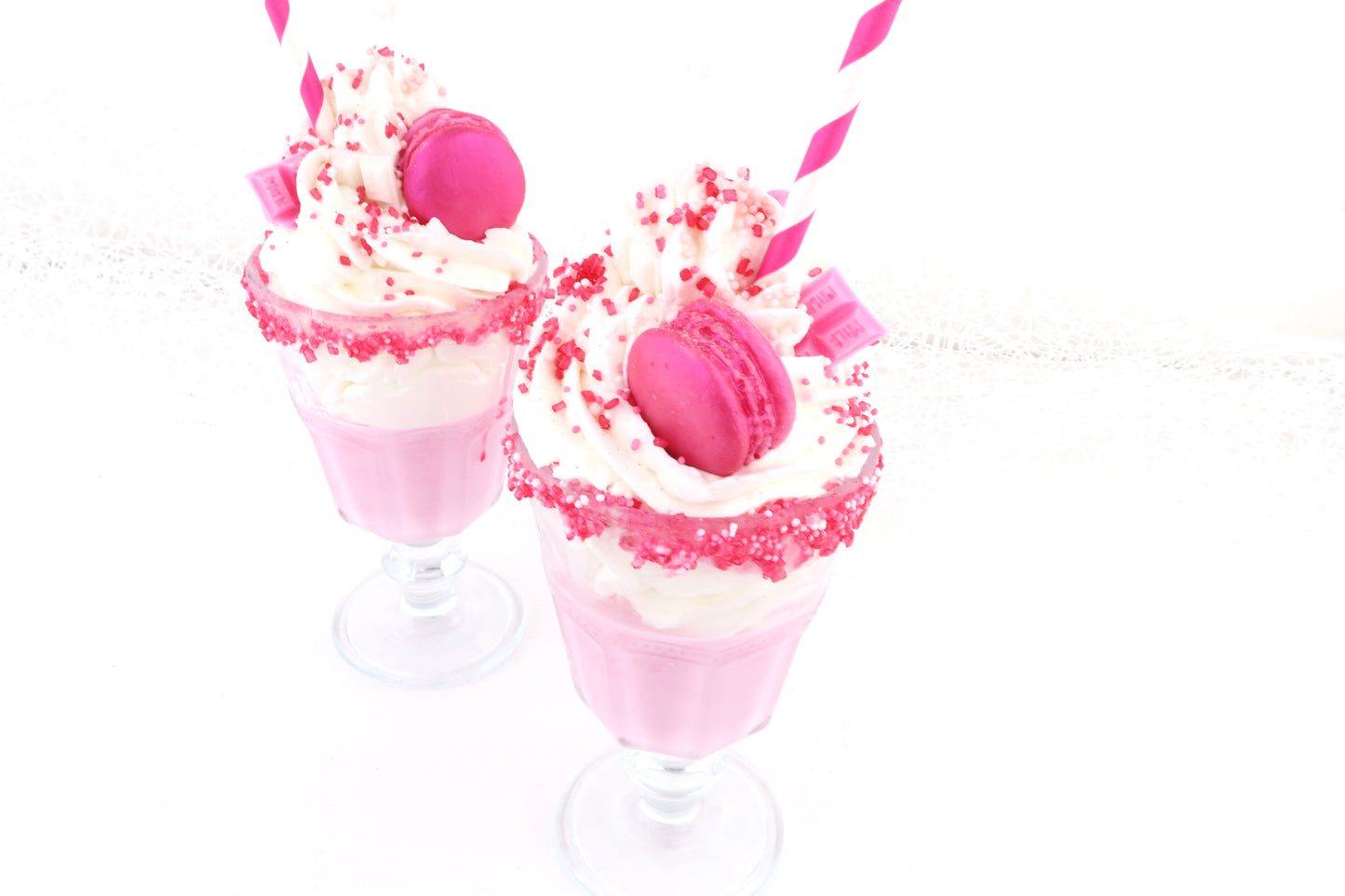 Strawberry Milkshake-Dessertkerze - mit Macaro, Erdbeere, Schokolade ... im Glas (mit Duft)