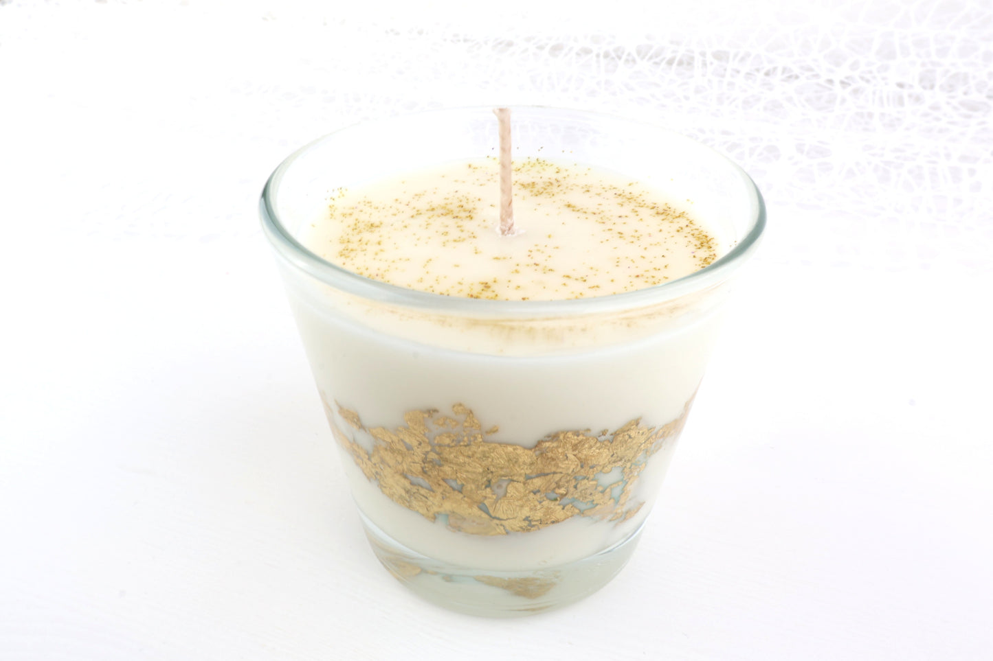 Goldene Glow-Candle - in Gold mit Glitzer und Goldelementen im Glas mit Blumenduft