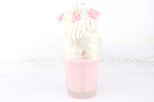 Erdbeere Milchshake-Kerze - mit Sahne, pinken Schokoladenstücken und Bonbons im Glas