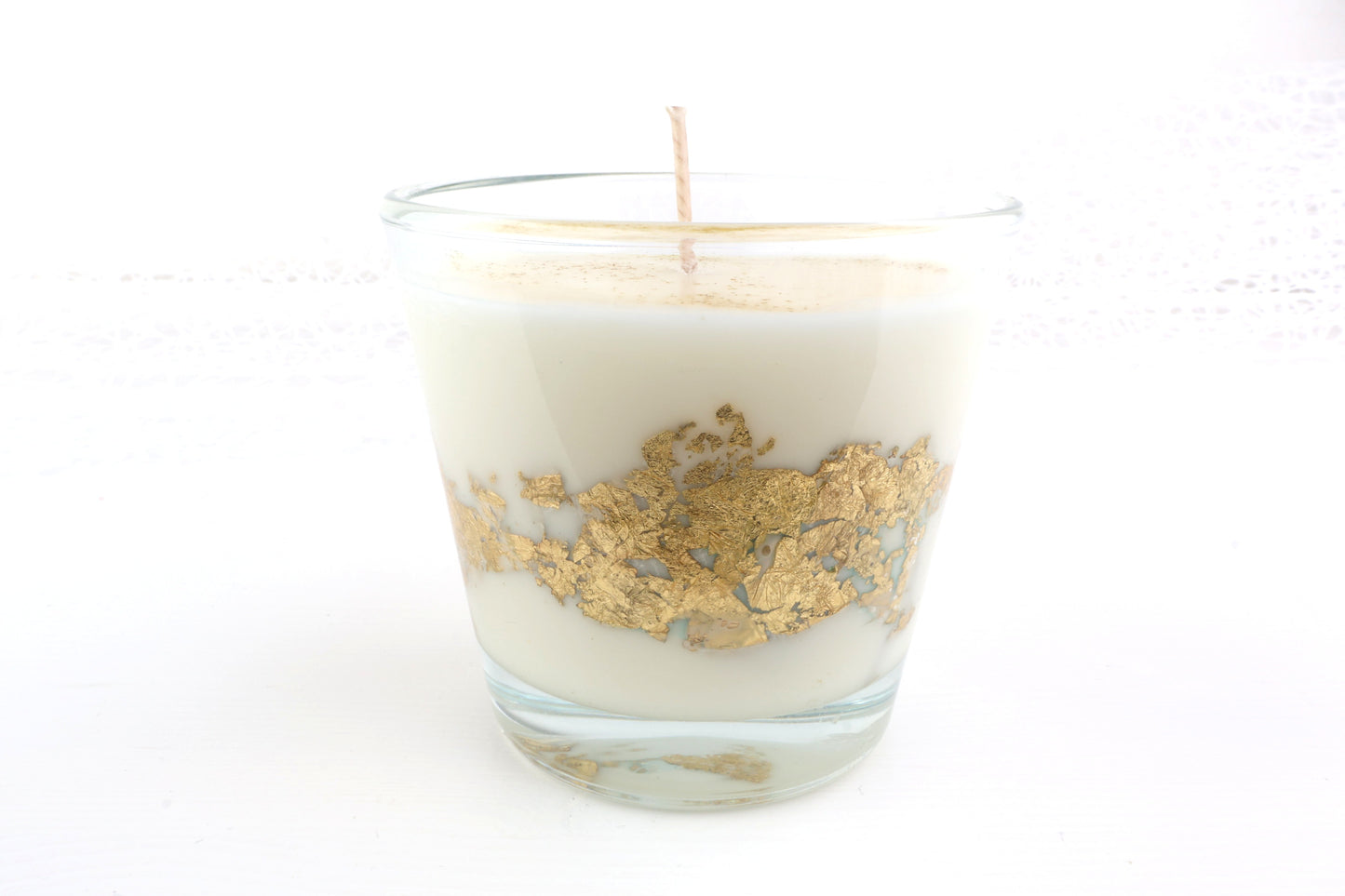 Goldene Glow-Candle - in Gold mit Glitzer und Goldelementen im Glas mit Blumenduft