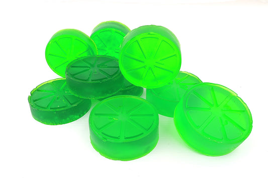 Frische Mojito Seife mit Limettenaroma, handgemacht, pflegend und vegan für ein erfrischendes Duscherlebnis.