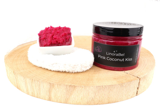 Pink Coconut Kiss Body Peeling im Gefäß, kräftig pinke, körnige Textur, auf Holzscheibe vorgestellt, 100% Bio, vegan.