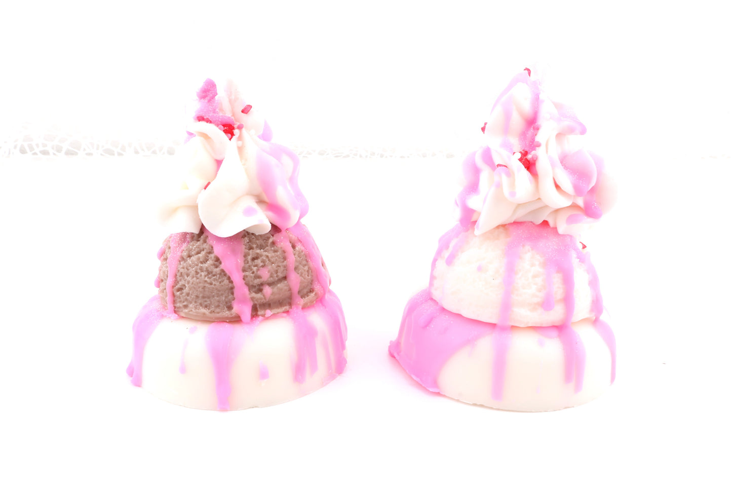 Zwei Pinky-Ice-Donut-Dessertkerzen mit Donut, Eiskugel, rosa Sprenkels, Drips und Sahneoptik – handgemachte Kerzen im Eiscreme-Look.