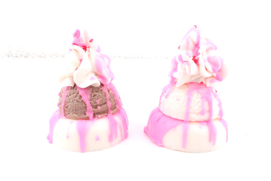 Zwei Pinky-Ice-Donut-Dessertkerzen mit Donut, Eiskugel, rosa Sprenkels, Drips und Sahneoptik – handgemachte Kerzen im Eiscreme-Look.