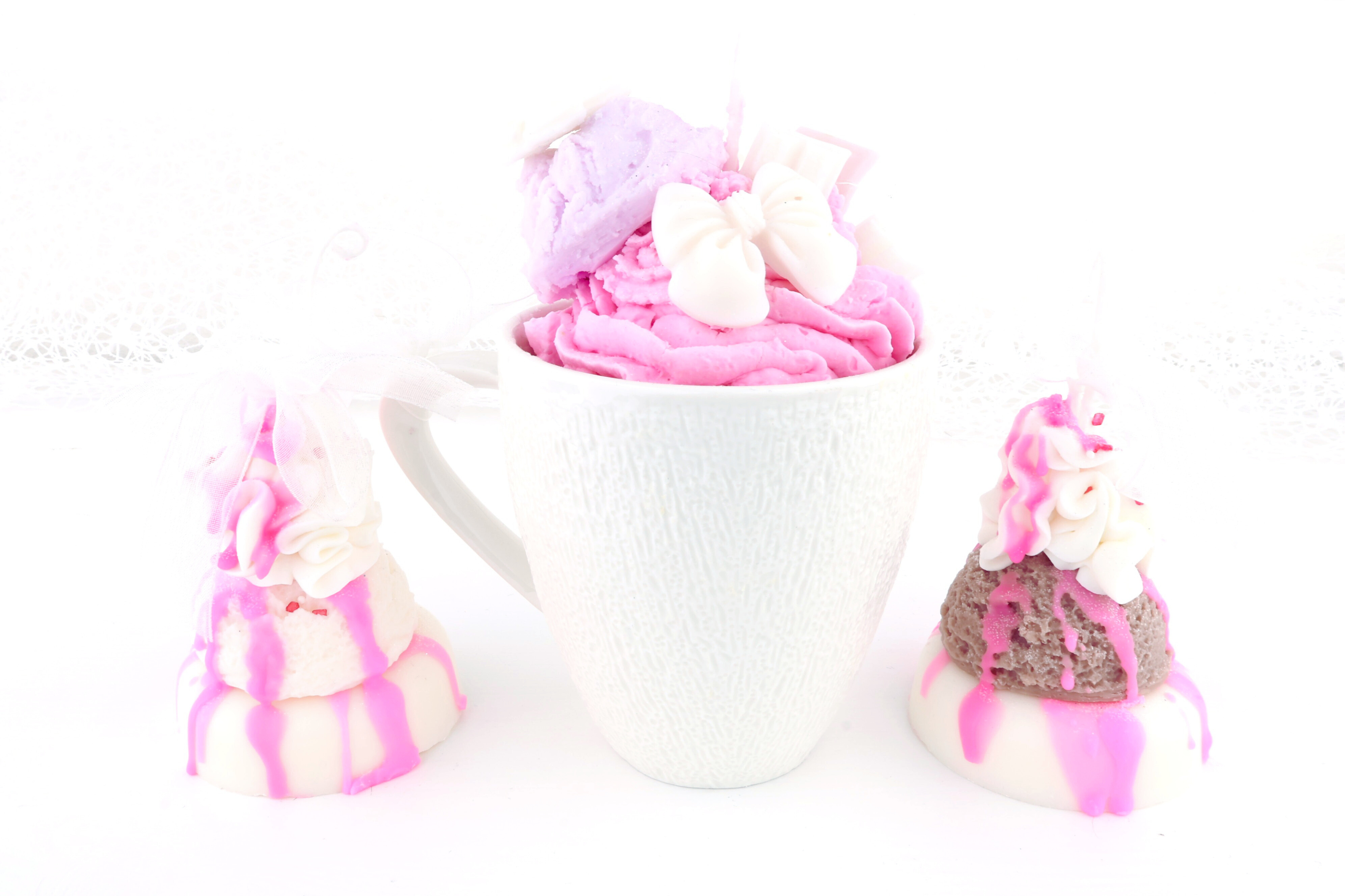 Pastell-Dessertkerzen in Pink und Creme, liebevoll verziert als Donut- und Tassenkreation für dekorative Highlights.