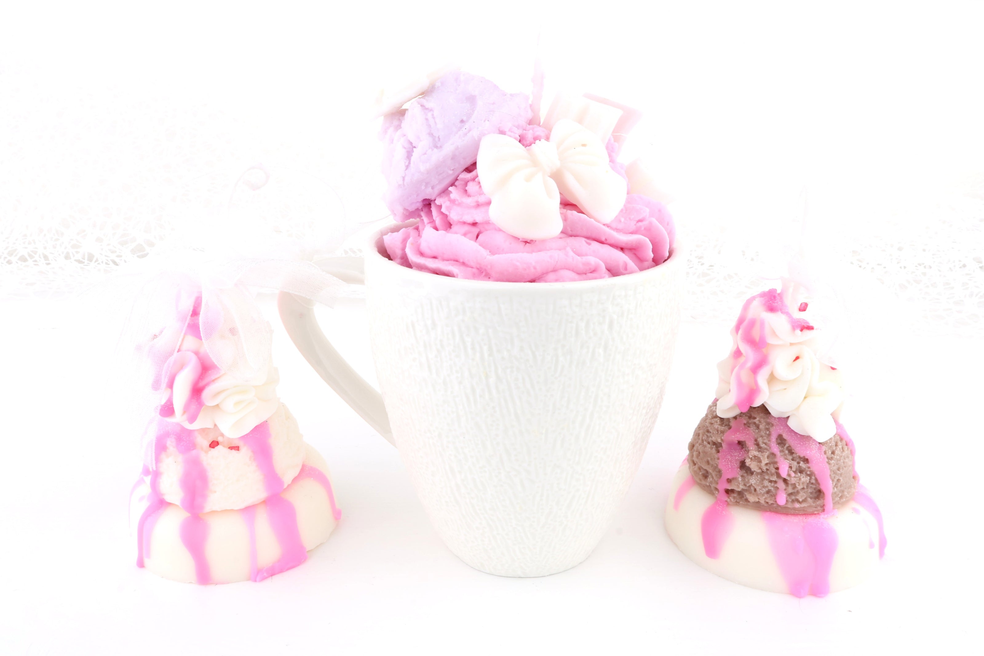 Pastell-Dessertkerzen in Pink und Creme, liebevoll verziert als Donut- und Tassenkreation für dekorative Highlights.